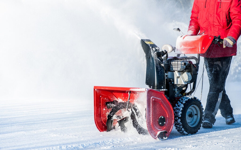 Ratgeber: Schneeschaufeln, Schneeschieber und Schneefräsen im TÜV-Gerätecheck