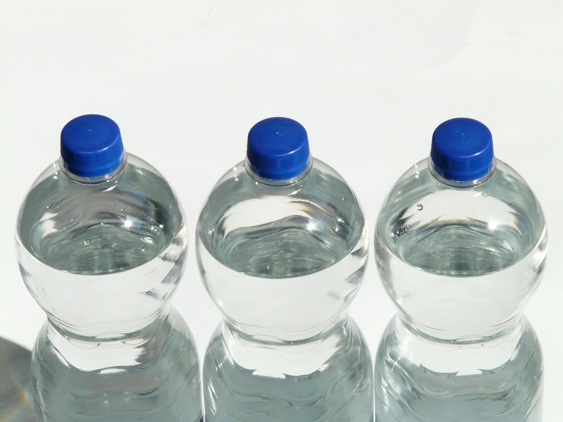 Drei PE-Flaschen mit Wasser 
