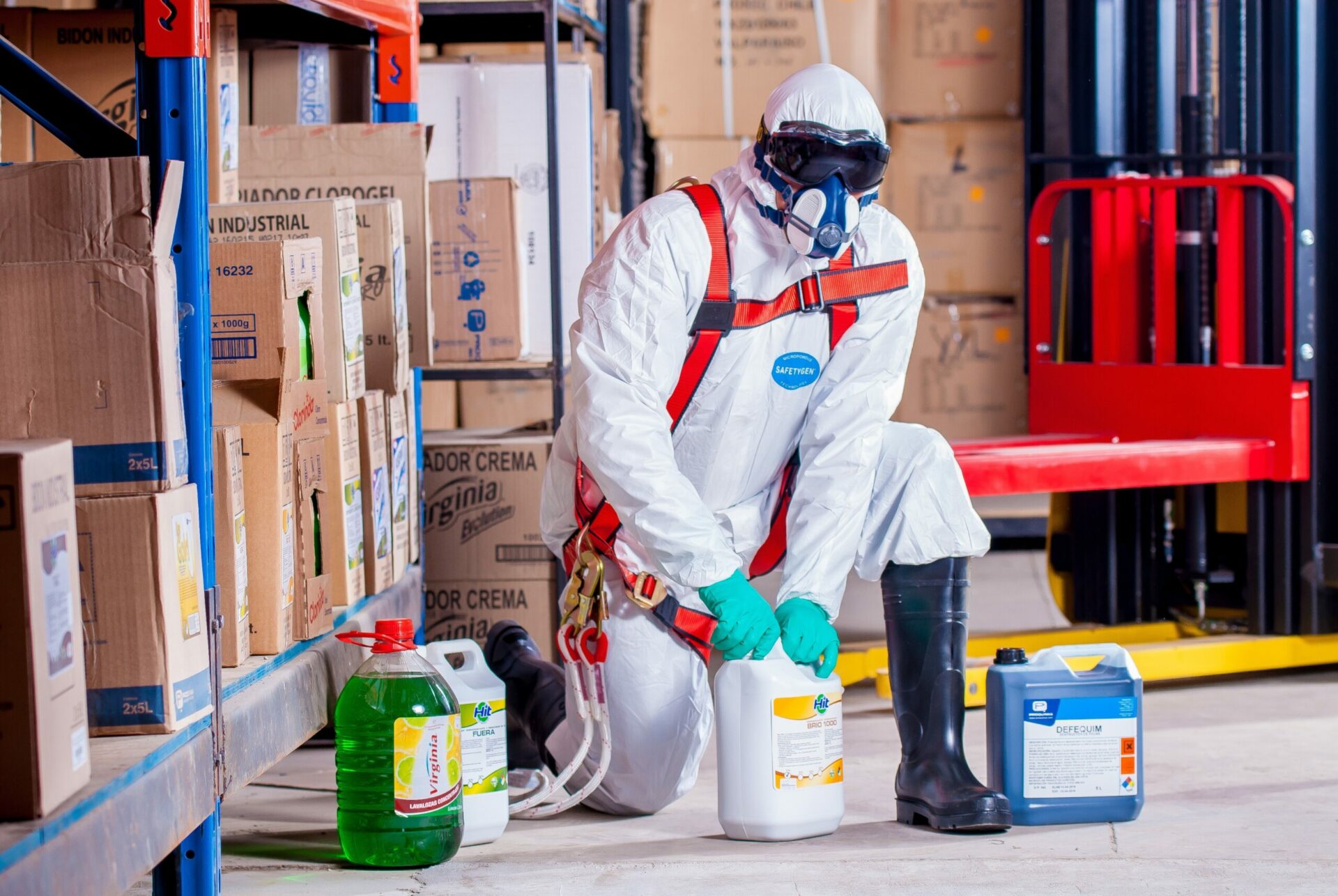 Arbeiter in Chemikalienschutzanzug mit Gefahrstoffen