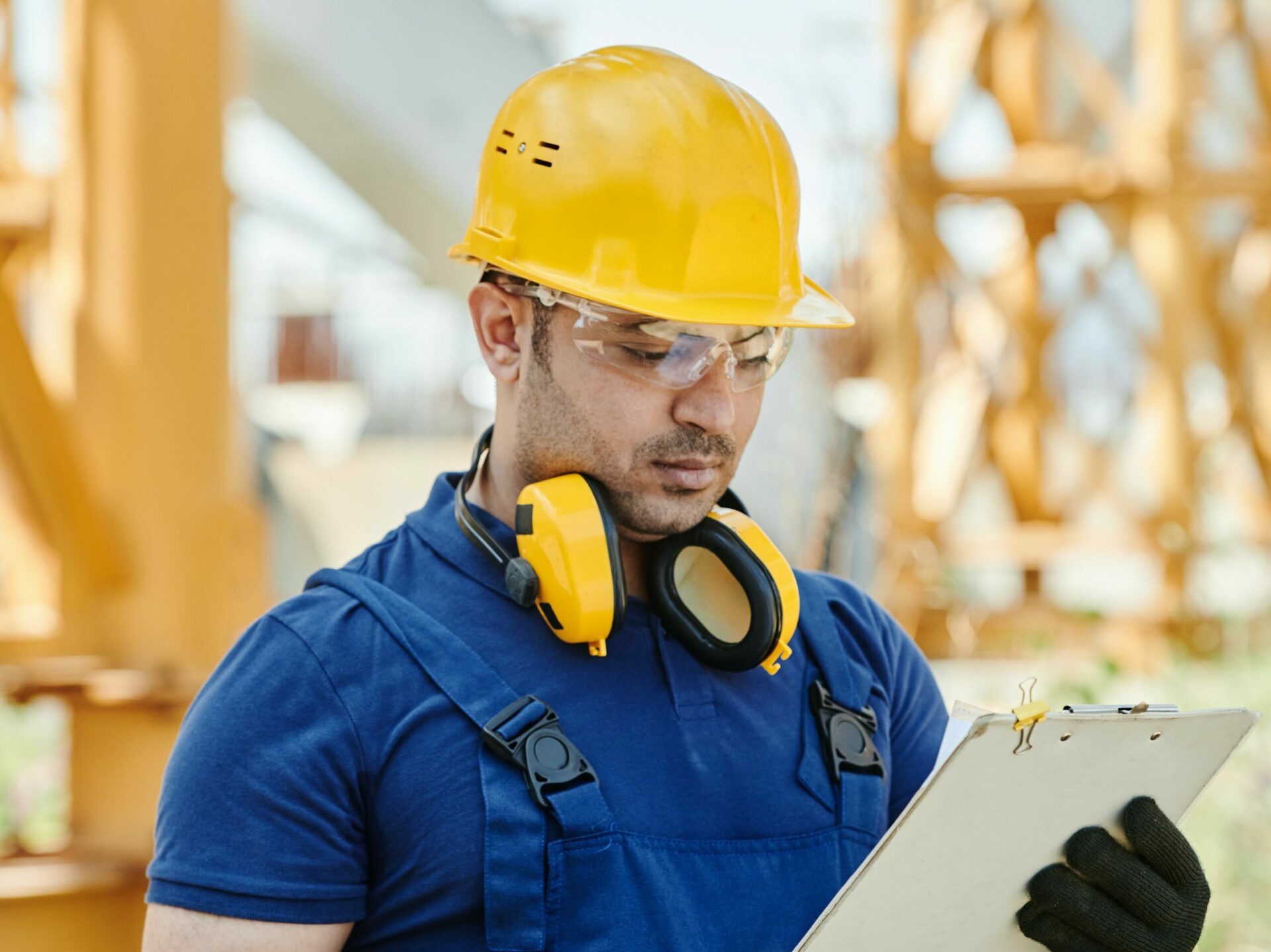 Bauarbeiter im Blaumann mit Helm