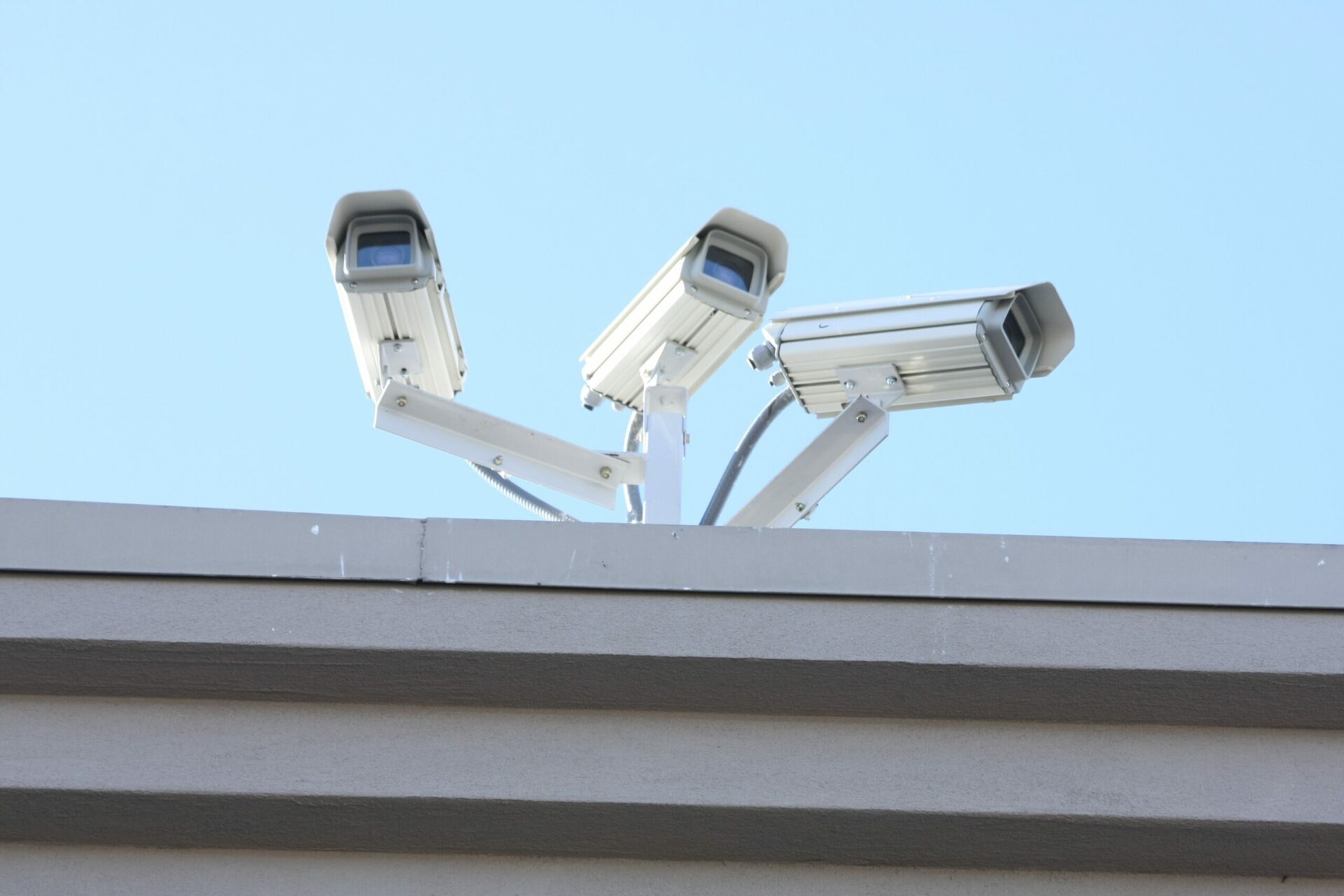 Drei Überwachungskameras auf einem Dach